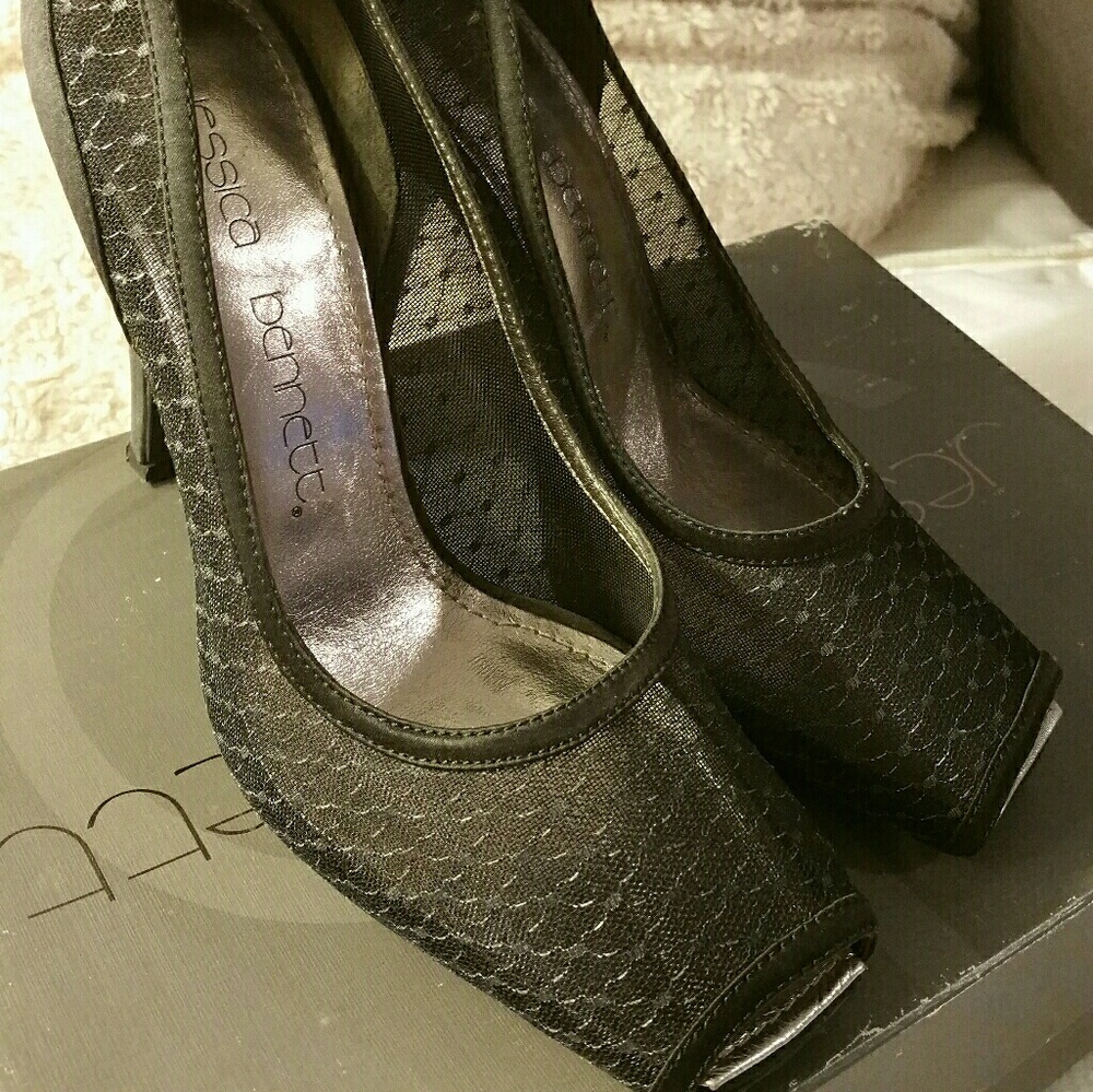 Jessica Bennet Black pumps